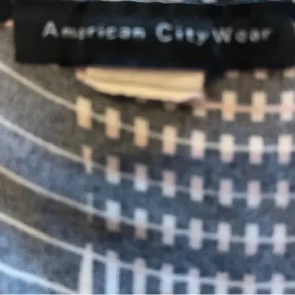 American Citywear sleeveless printed lightweight top. Size M - Picture 3 of 3